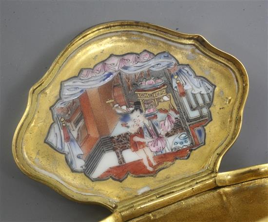 A Chinese export famille rose snuff box and cover, & a vase